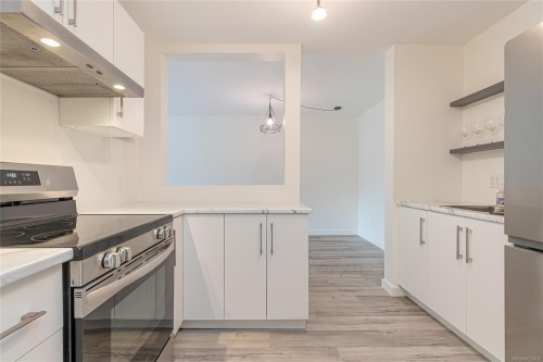 310-4724 Uplands Dr, Nanaimo, BC - Indoor Photo Showing Kitchen