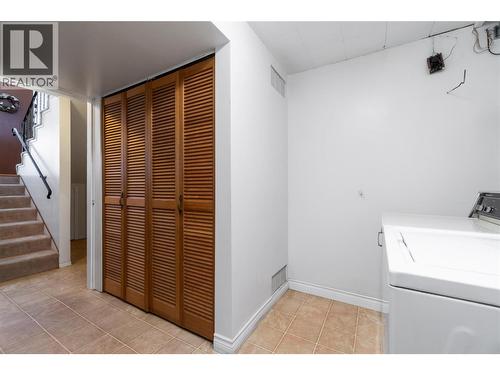1160 Lakeshore Road Ne, Salmon Arm, BC - Indoor Photo Showing Laundry Room