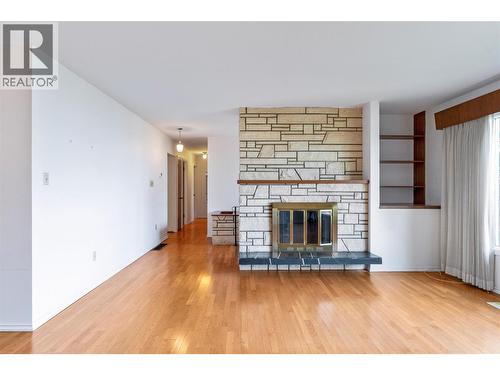 1160 Lakeshore Road Ne, Salmon Arm, BC - Indoor Photo Showing Living Room With Fireplace