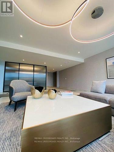 219 - 185 Deerfield Road, Newmarket, ON - Indoor