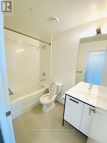 219 - 185 Deerfield Road, Newmarket, ON - Indoor Photo Showing Bathroom