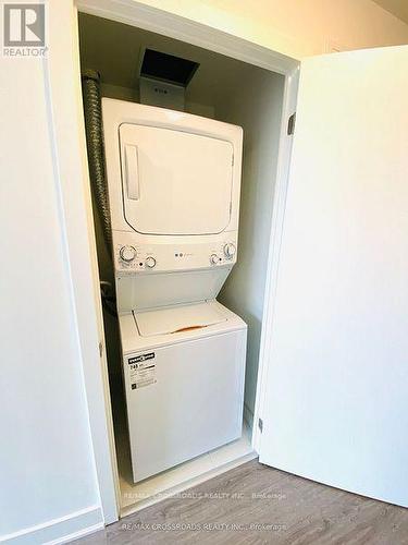219 - 185 Deerfield Road, Newmarket, ON - Indoor Photo Showing Laundry Room