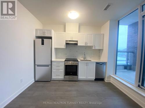305 - 705 Davis Drive, Newmarket, ON - Indoor Photo Showing Kitchen