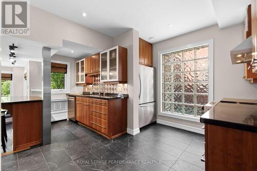 345 Third Avenue, Ottawa, ON - Indoor Photo Showing Kitchen