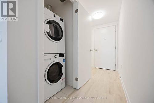 1011 - 120 Broadway Avenue, Toronto, ON - Indoor Photo Showing Laundry Room