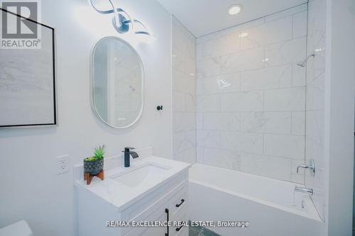 11 East 25Th Street, Hamilton, ON - Indoor Photo Showing Bathroom