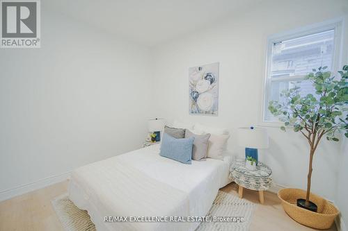 11 East 25Th Street, Hamilton, ON - Indoor Photo Showing Bedroom