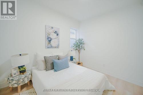 11 East 25Th Street, Hamilton, ON - Indoor Photo Showing Bedroom