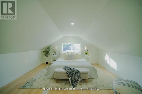 11 East 25Th Street, Hamilton, ON - Indoor Photo Showing Bedroom