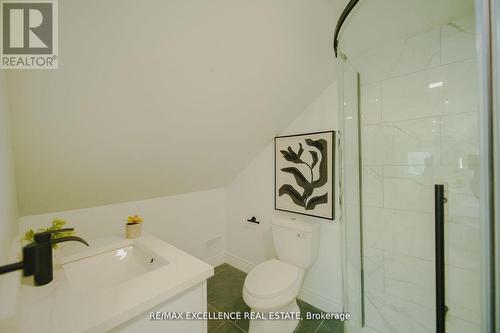 11 East 25Th Street, Hamilton, ON - Indoor Photo Showing Bathroom