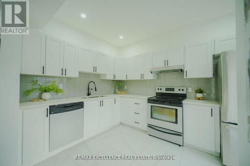 11 East 25Th Street, Hamilton, ON - Indoor Photo Showing Kitchen