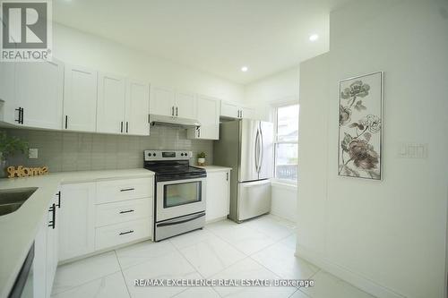 11 East 25Th Street, Hamilton, ON - Indoor Photo Showing Kitchen
