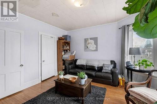 82 Abel Street, Smiths Falls, ON - Indoor Photo Showing Living Room