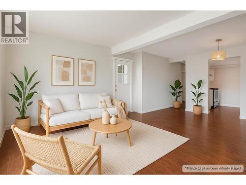 137 Mcgill Road Unit# 91, Kamloops, BC - Indoor Photo Showing Living Room