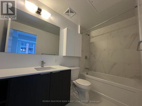 1021 - 31 Tippett Road, Toronto, ON - Indoor Photo Showing Bathroom