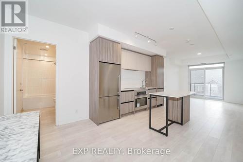 D328 - 8 Beverley Glen Boulevard, Vaughan, ON - Indoor Photo Showing Kitchen