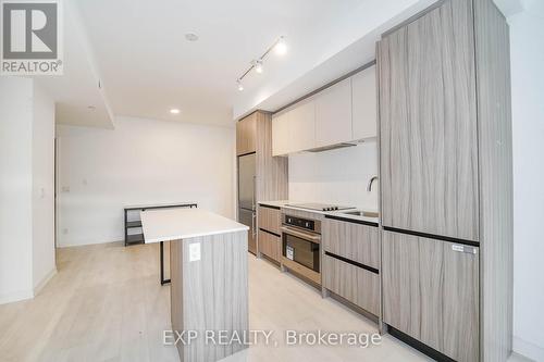 D328 - 8 Beverley Glen Boulevard, Vaughan, ON - Indoor Photo Showing Kitchen