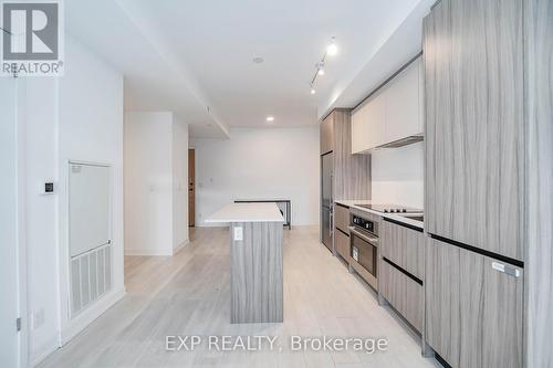 D328 - 8 Beverley Glen Boulevard, Vaughan, ON - Indoor Photo Showing Kitchen
