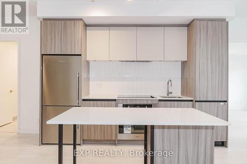 D328 - 8 Beverley Glen Boulevard, Vaughan, ON - Indoor Photo Showing Kitchen