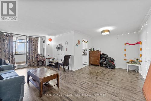 1009 - 18 Knightsbridge Road, Brampton, ON - Indoor Photo Showing Living Room