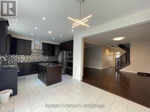 123 Major Crescent, Aurora, ON - Indoor Photo Showing Kitchen With Upgraded Kitchen