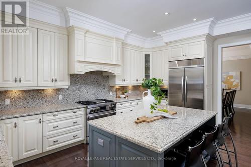 125 Paliser Court, Oakville, ON - Indoor Photo Showing Kitchen With Upgraded Kitchen
