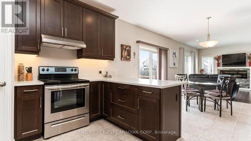 102 Caverhill Crescent, Middlesex Centre (Komoka), ON - Indoor Photo Showing Kitchen With Upgraded Kitchen