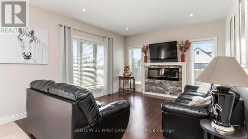 102 Caverhill Crescent, Middlesex Centre (Komoka), ON - Indoor Photo Showing Living Room With Fireplace