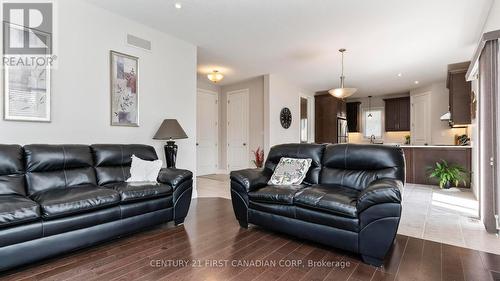 102 Caverhill Crescent, Middlesex Centre (Komoka), ON - Indoor Photo Showing Living Room