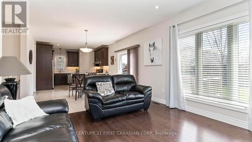 102 Caverhill Crescent, Middlesex Centre (Komoka), ON - Indoor Photo Showing Living Room