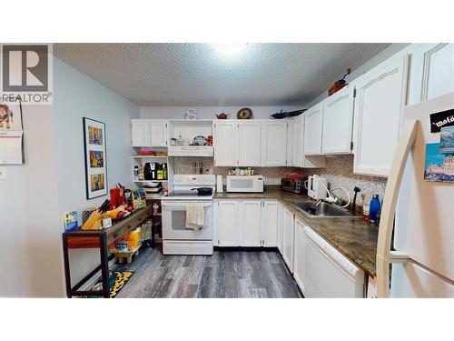 2501 12 Street N Unit# 2007, Cranbrook, BC - Indoor Photo Showing Kitchen With Double Sink