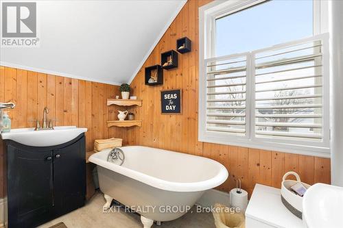 391 Thomas Street, Deseronto (Deseronto (Town)), ON - Indoor Photo Showing Bathroom