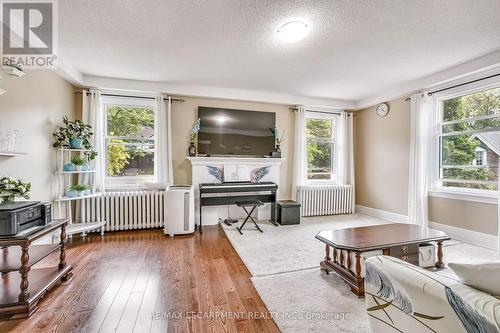 14 - 25 Mountwood Avenue, Hamilton, ON - Indoor Photo Showing Living Room