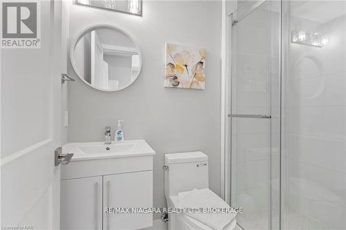 115 - 6065 Mcleod Road, Niagara Falls (Arad/Fallsview), ON - Indoor Photo Showing Bathroom