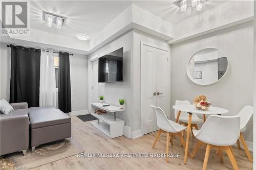 115 - 6065 Mcleod Road, Niagara Falls (Arad/Fallsview), ON - Indoor Photo Showing Dining Room