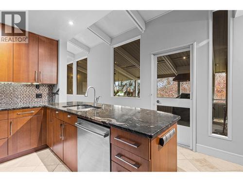 930 Fairway Crescent, Kelowna, BC - Indoor Photo Showing Kitchen