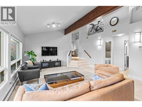 930 Fairway Crescent, Kelowna, BC - Indoor Photo Showing Living Room