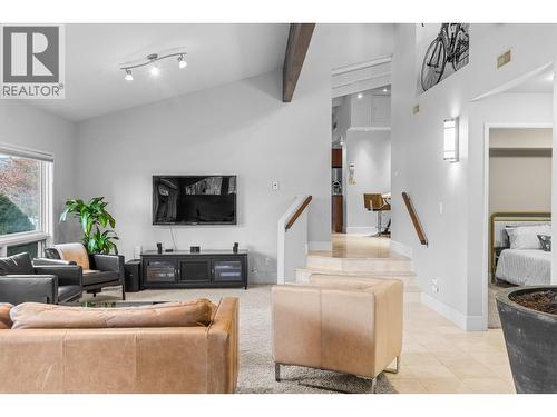 930 Fairway Crescent, Kelowna, BC - Indoor Photo Showing Living Room