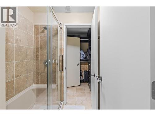 930 Fairway Crescent, Kelowna, BC - Indoor Photo Showing Bathroom