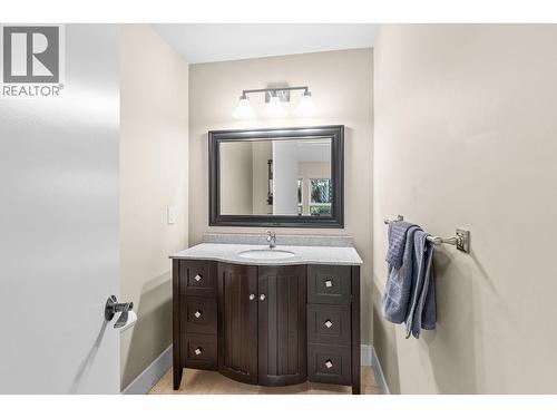930 Fairway Crescent, Kelowna, BC - Indoor Photo Showing Bathroom
