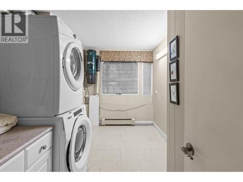 930 Fairway Crescent, Kelowna, BC - Indoor Photo Showing Laundry Room