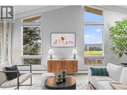 930 Fairway Crescent, Kelowna, BC - Indoor Photo Showing Living Room