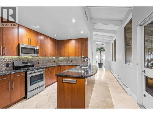 930 Fairway Crescent, Kelowna, BC - Indoor Photo Showing Kitchen