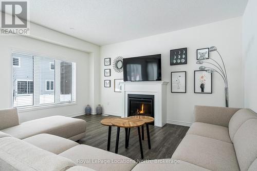 Large windows - 17 Catamaran Drive, Wasaga Beach, ON 