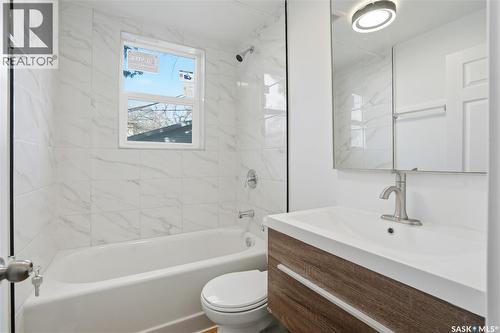 100 32Nd Street W, Saskatoon, SK - Indoor Photo Showing Bathroom