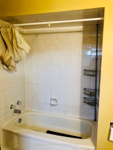 52 Pennsylvania Avenue, Brampton, ON - Indoor Photo Showing Bathroom