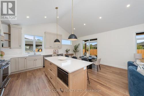 6755 Griffin Drive, Plympton-Wyoming (Plympton Wyoming), ON - Indoor Photo Showing Kitchen With Upgraded Kitchen