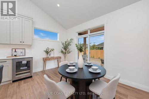 6755 Griffin Drive, Plympton-Wyoming (Plympton Wyoming), ON - Indoor Photo Showing Dining Room