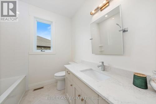6755 Griffin Drive, Plympton-Wyoming (Plympton Wyoming), ON - Indoor Photo Showing Bathroom