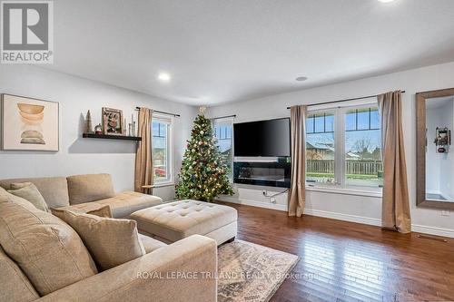 14 Penhale Avenue N, St. Thomas, ON - Indoor Photo Showing Living Room